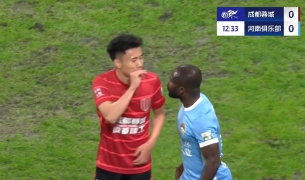 盈透科技 甘超对阿奇姆彭做闭嘴手势，钟义浩扳平比分后做同样手势回击